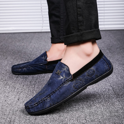 Modern férfi mokaszin hímzéssel és fém elemmel