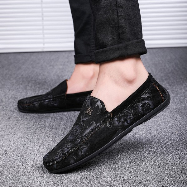 Modern férfi mokaszin hímzéssel és fém elemmel