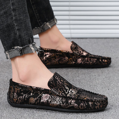 Κομψά ανδρικά χρωματιστά μοκασίνια κατασκευασμένα από οικολογικό δέρμα