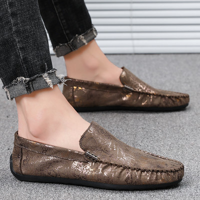 Κομψά ανδρικά χρωματιστά μοκασίνια κατασκευασμένα από οικολογικό δέρμα