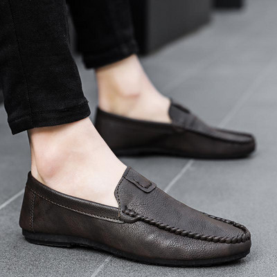 Praegused meeste nahast mokassiinid lameda tallaga