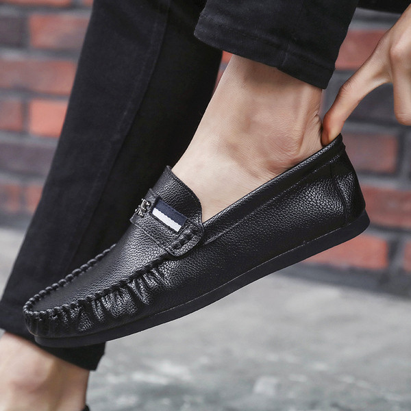 Meeste hingavast nahast mokassiinid metallelemendiga