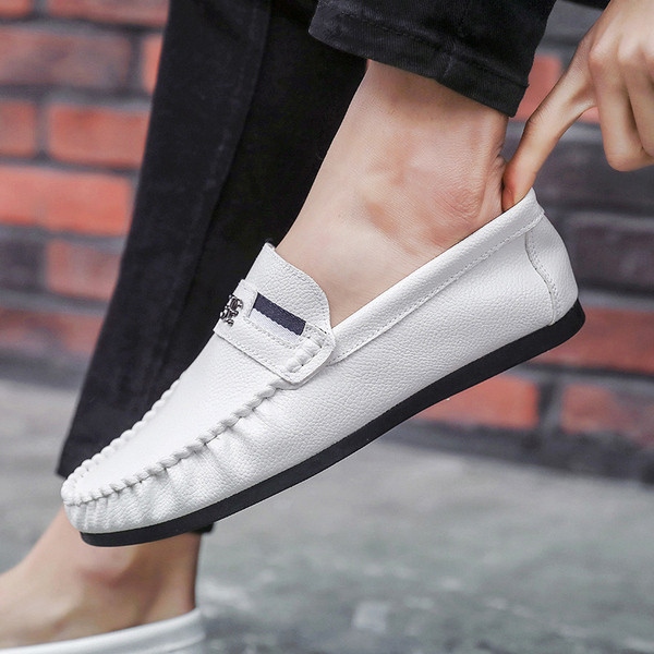 Meeste hingavast nahast mokassiinid metallelemendiga