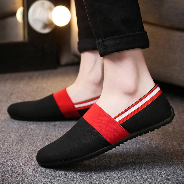 Αναπνεύσιμα ανδρικά μοκασίνια κατασκευασμένα από υφάσματα με επίπεδη σόλα