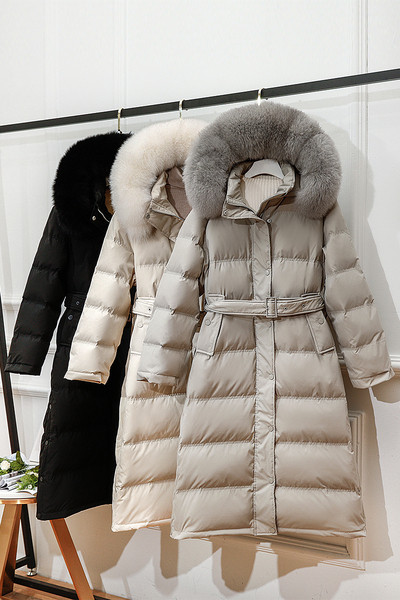 Női hosszú kabát övvel és kapucnival