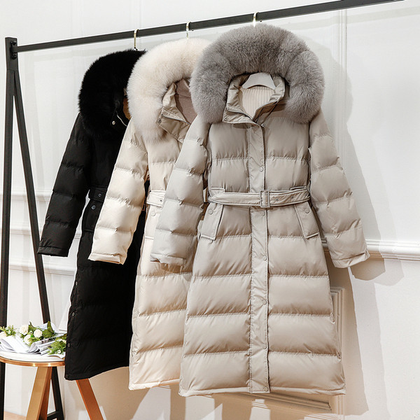 Női hosszú kabát övvel és kapucnival