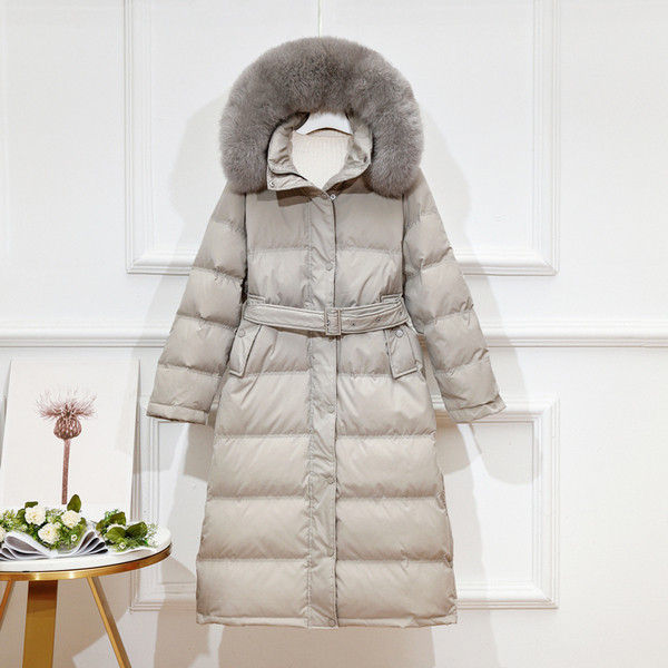 Női hosszú kabát övvel és kapucnival