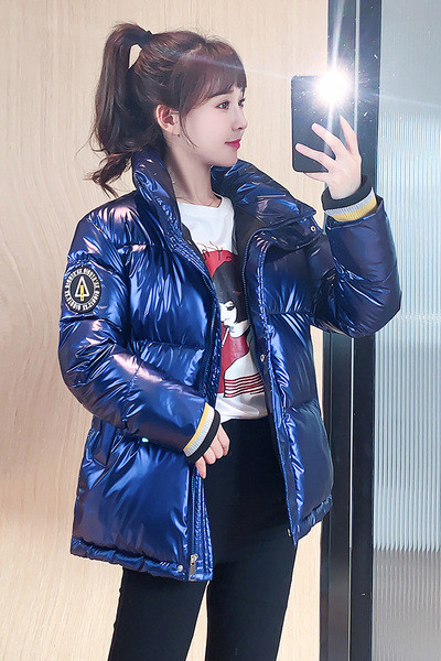 Női téli kabát cipzárral és magas gallérral