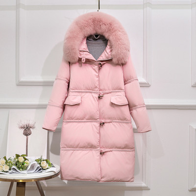 Hosszú női kabát gombokkal és zsebekkel