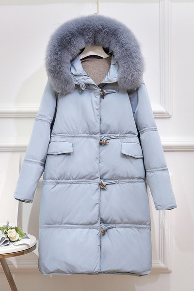 Hosszú női kabát gombokkal és zsebekkel