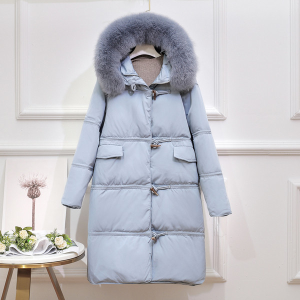 Hosszú női kabát gombokkal és zsebekkel