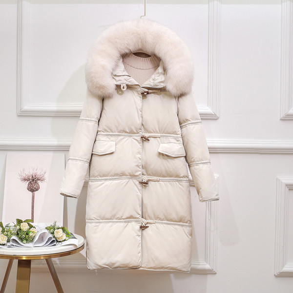 Hosszú női kabát gombokkal és zsebekkel