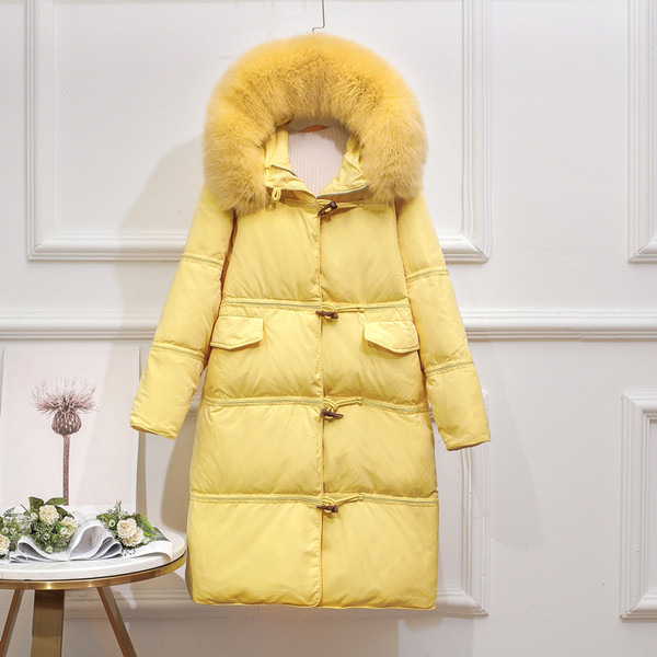 Hosszú női kabát gombokkal és zsebekkel