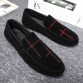 Μοντέρνα ανδρικά μοκασίνια από οικολογικό σουέτ με κεντήματα και επίπεδη σόλα