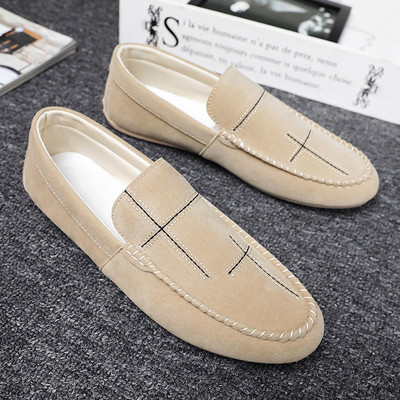 Μοντέρνα ανδρικά μοκασίνια από οικολογικό σουέτ με κεντήματα και επίπεδη σόλα