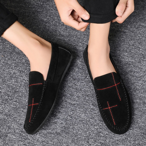 Μοντέρνα ανδρικά μοκασίνια από οικολογικό σουέτ με κεντήματα και επίπεδη σόλα