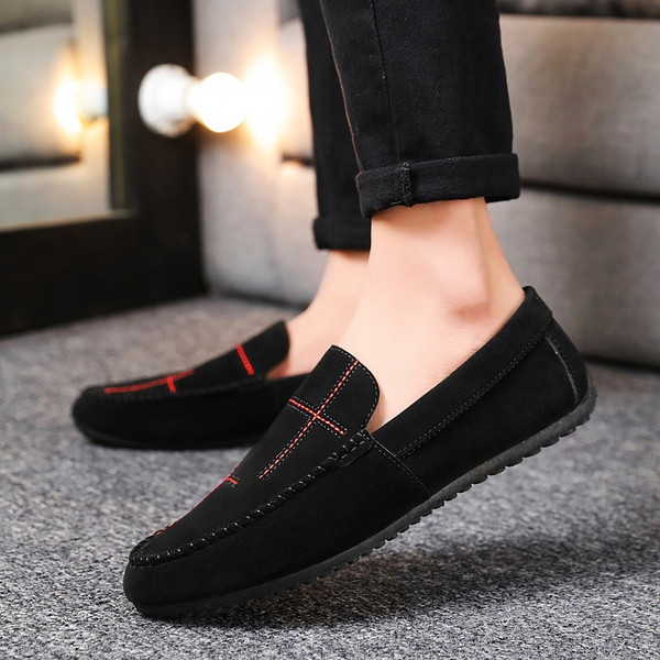 Μοντέρνα ανδρικά μοκασίνια από οικολογικό σουέτ με κεντήματα και επίπεδη σόλα