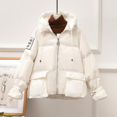 Κοντό γυναικείο μπουφάν με κουκούλα και φερμουάρ