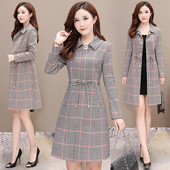 Карирано дамско палто с класическа яка и връзки на талията