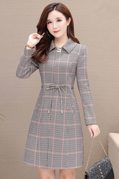 Карирано дамско палто с класическа яка и връзки на талията