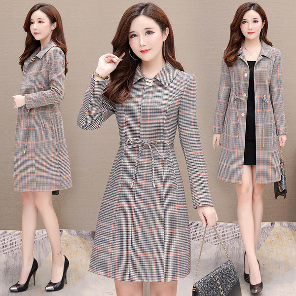 Карирано дамско палто с класическа яка и връзки на талията