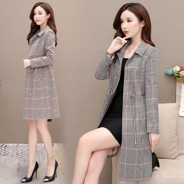 Карирано дамско палто с класическа яка и връзки на талията