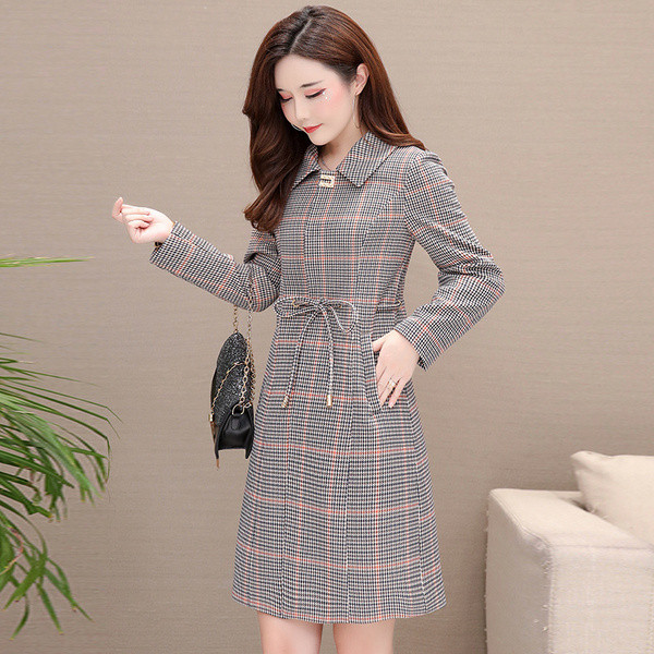 Карирано дамско палто с класическа яка и връзки на талията