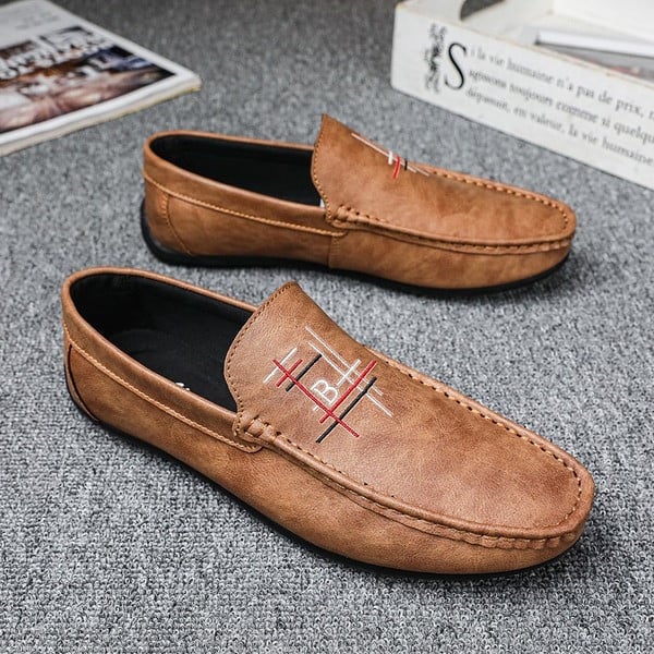 μοντέρνα ανδρικά μοκασίνια με κέντημα και επίπεδη σόλα