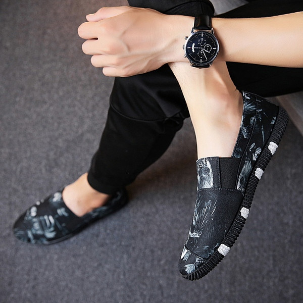 Värvilised lillemotiividega meeste mokassiinid