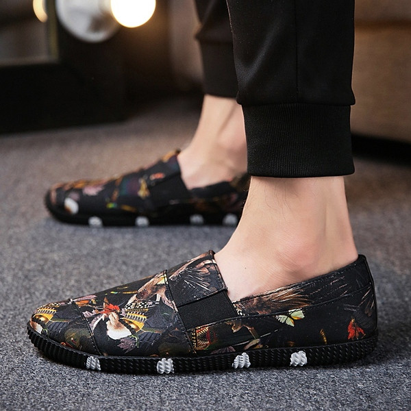 Värvilised lillemotiividega meeste mokassiinid