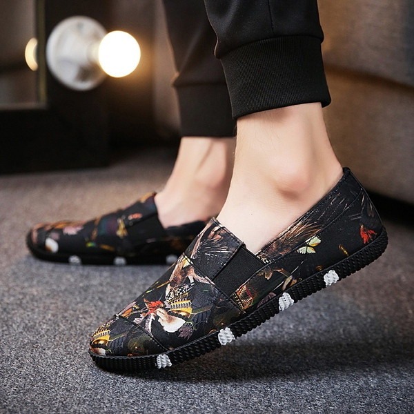 Värvilised lillemotiividega meeste mokassiinid