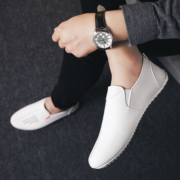 Meeste mokassiinid kirja ja lameda tallaga