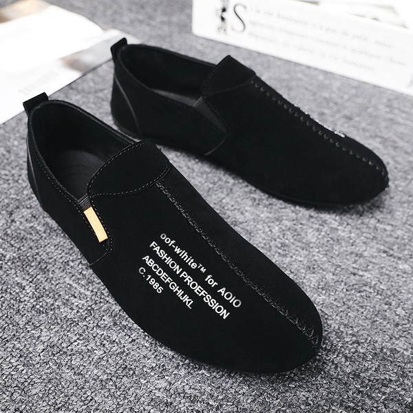 Meeste mokassiinid kirja ja lameda tallaga