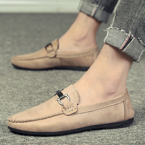 Μοντέρνα αναπνεύσιμα ανδρικά μοκασίνια σουέτ με αγκράφα