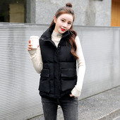 Γυναικείο γιλέκο με τσέπες και κουμπιά σε λευκό και μαύρο χρώμα