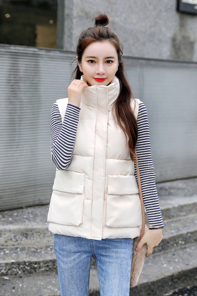 Γυναικείο γιλέκο με τσέπες και κουμπιά σε λευκό και μαύρο χρώμα