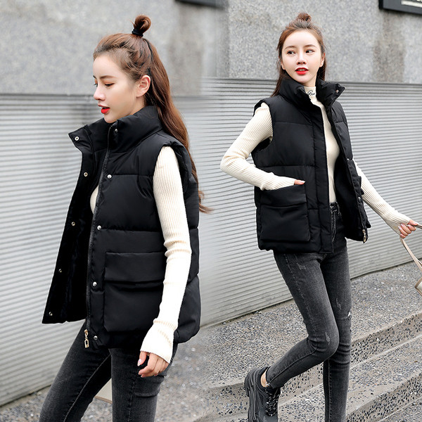 Γυναικείο γιλέκο με τσέπες και κουμπιά σε λευκό και μαύρο χρώμα