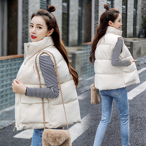 Γυναικείο γιλέκο με τσέπες και κουμπιά σε λευκό και μαύρο χρώμα