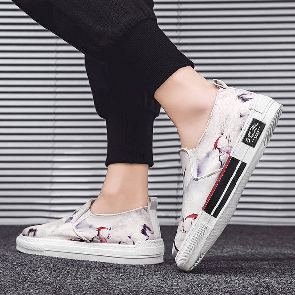 Μοντέρνες ανδρικές χρωματιστά μοκασίνια με επίπεδη σόλα