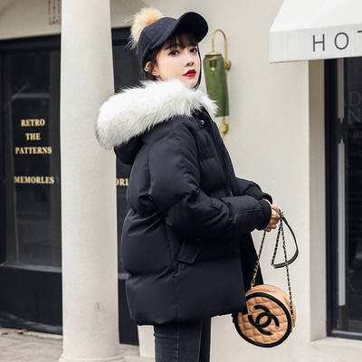 Aktuális téli női kabát kapucnival és pehellyel