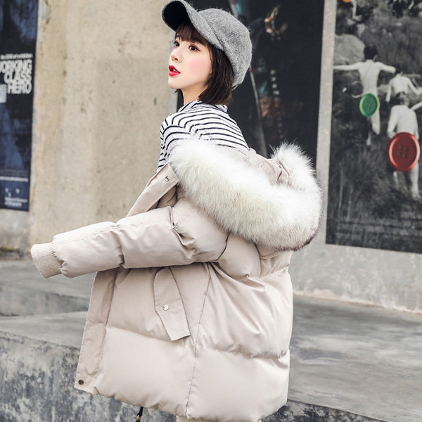 Aktuális téli női kabát kapucnival és pehellyel