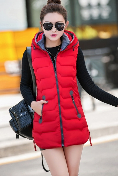 Naiste vabaaja vest kapuutsiga