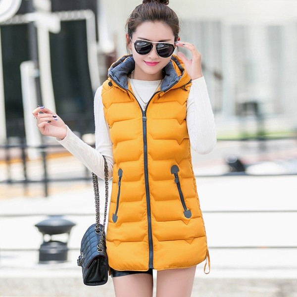 Naiste vabaaja vest kapuutsiga