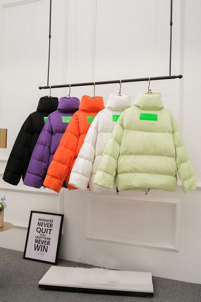 Lühike naiste jakk taskute ja kõrge kraega