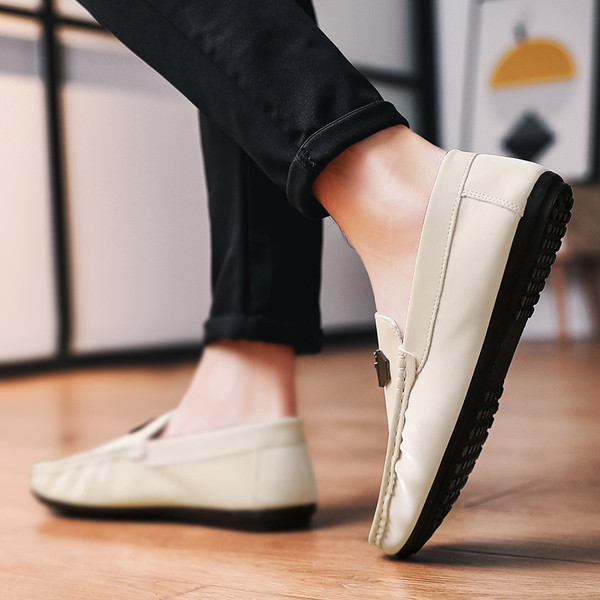 Modern férfi mokaszin fém elemmel