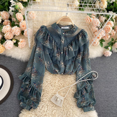 Lillemustri ja lokkidega naiste särgid