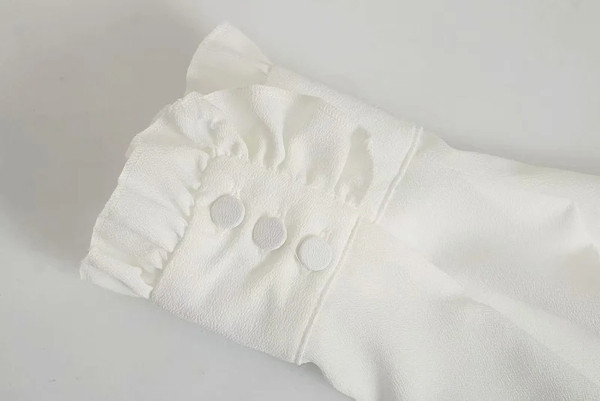 Γυναικείο πουκάμισο μοντέρνο με χαμηλό γιακά και κορδόνια σε λευκό χρώμα