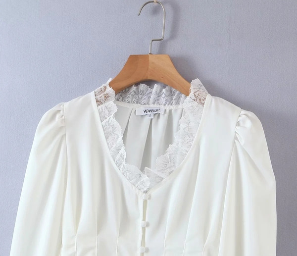 Νέο μοντέλο γυναικείο πουκάμισο με λαιμόκοψη και δαντέλα