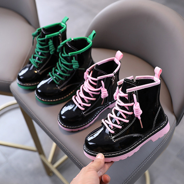 Modernūs vaikiški batai su spalvotais kaklaraiščiais mergaitėms