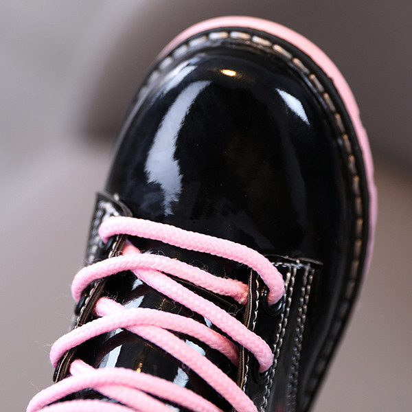 Modernūs vaikiški batai su spalvotais kaklaraiščiais mergaitėms